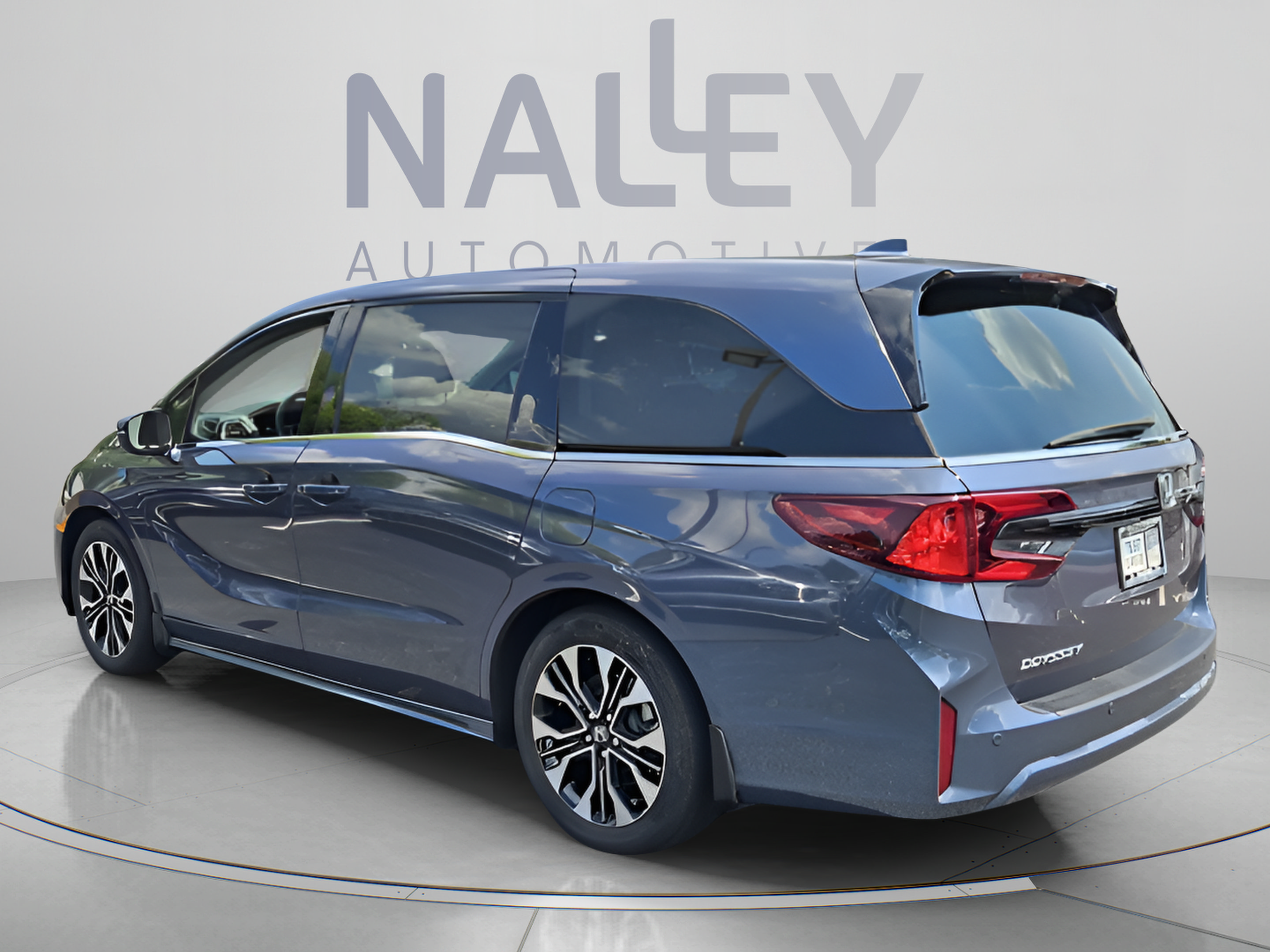 Used 2025 Honda Odyssey Elite image 2