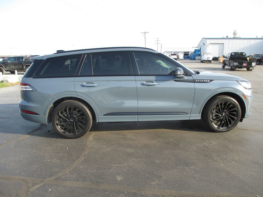 Used 2025 Lincoln Aviator Reserve w/ Jet Appearance Package image 4