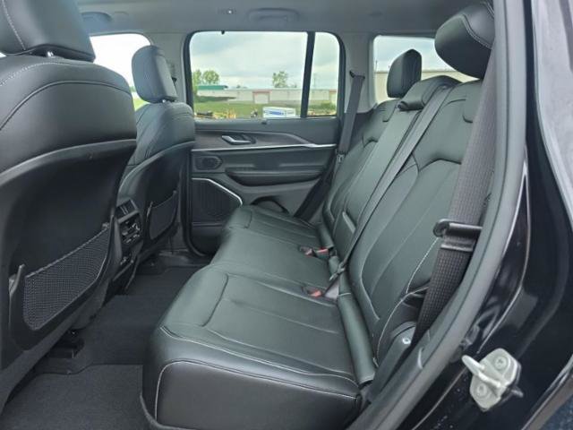 Used 2023 Jeep Grand Cherokee Limited w/ Luxury Tech Group II AWD/4WD image 5