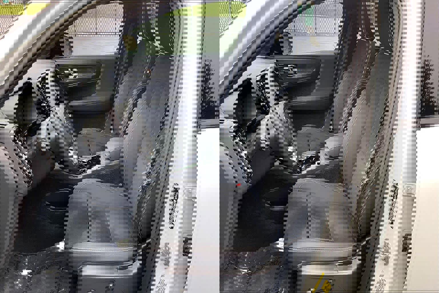 Used 2023 Volvo C40 P8 Recharge Ultimate image 28