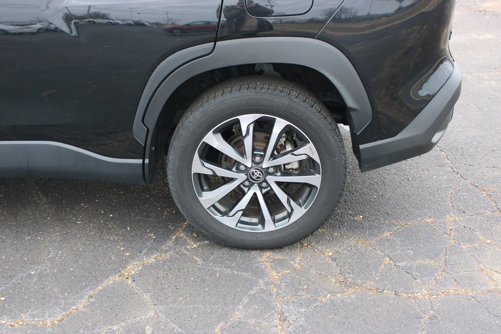 Used 2024 Toyota Corolla Cross XLE image 13