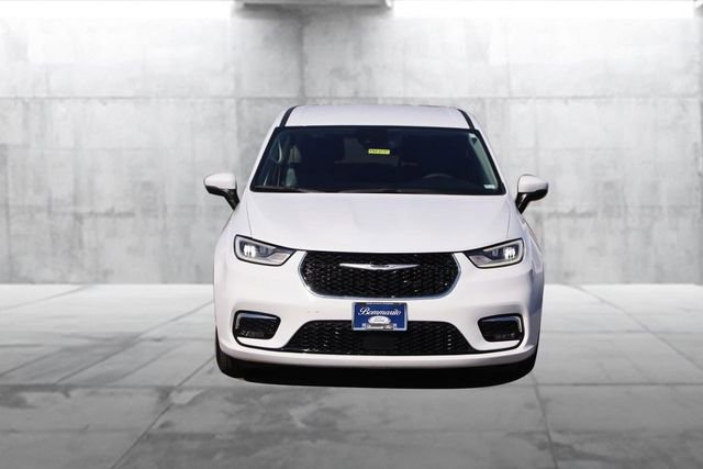 Used 2023 Chrysler Pacifica Touring-L image 4