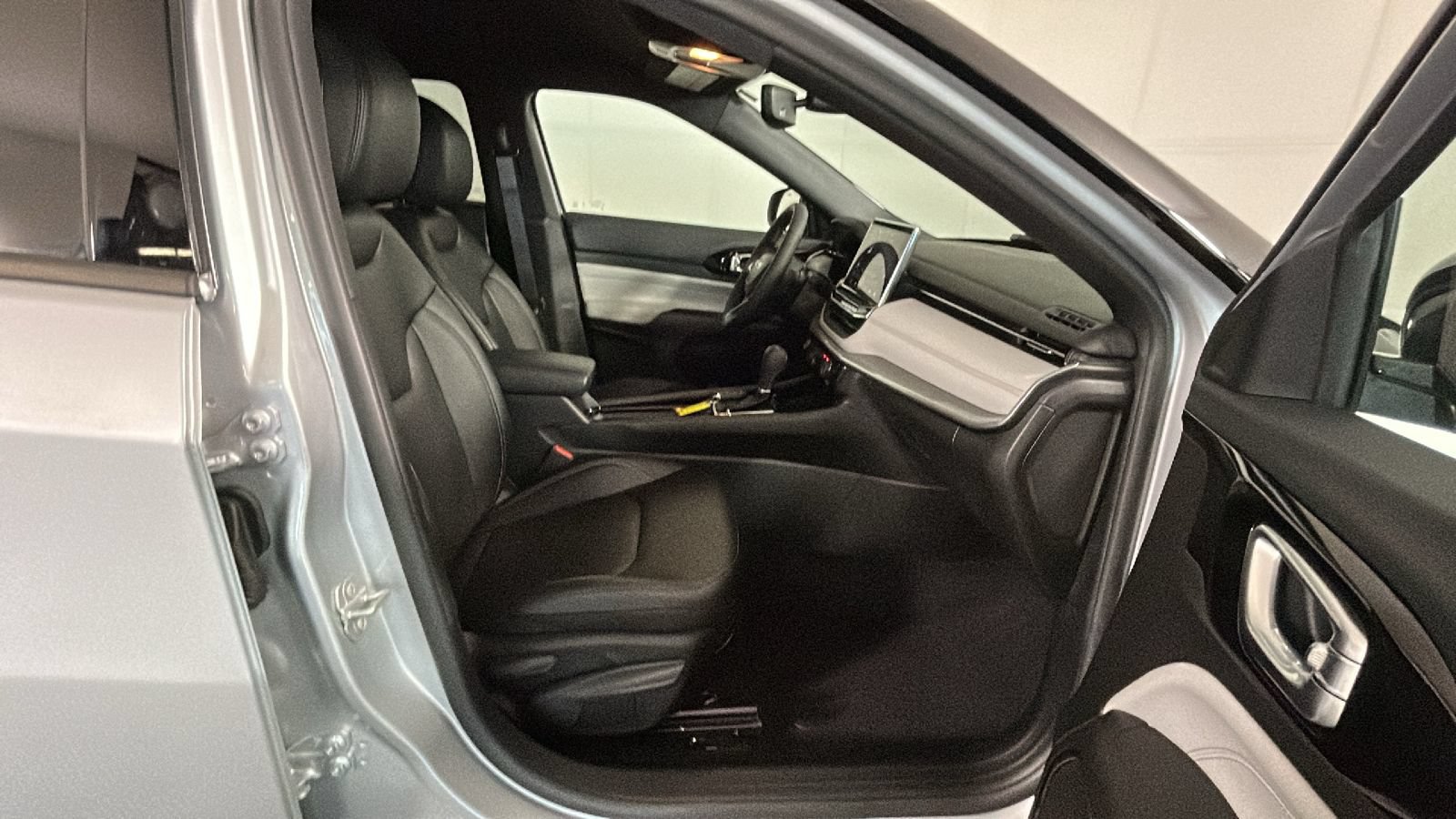 Used 2025 Jeep Compass Limited AWD/4WD image 33