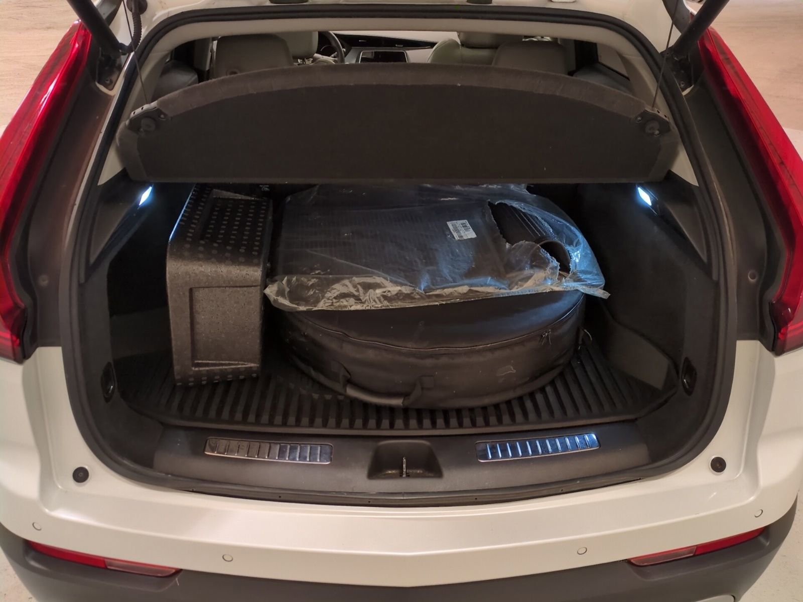 Used 2020 Cadillac XT4 Premium Luxury w/ Cold Weather Package image 14