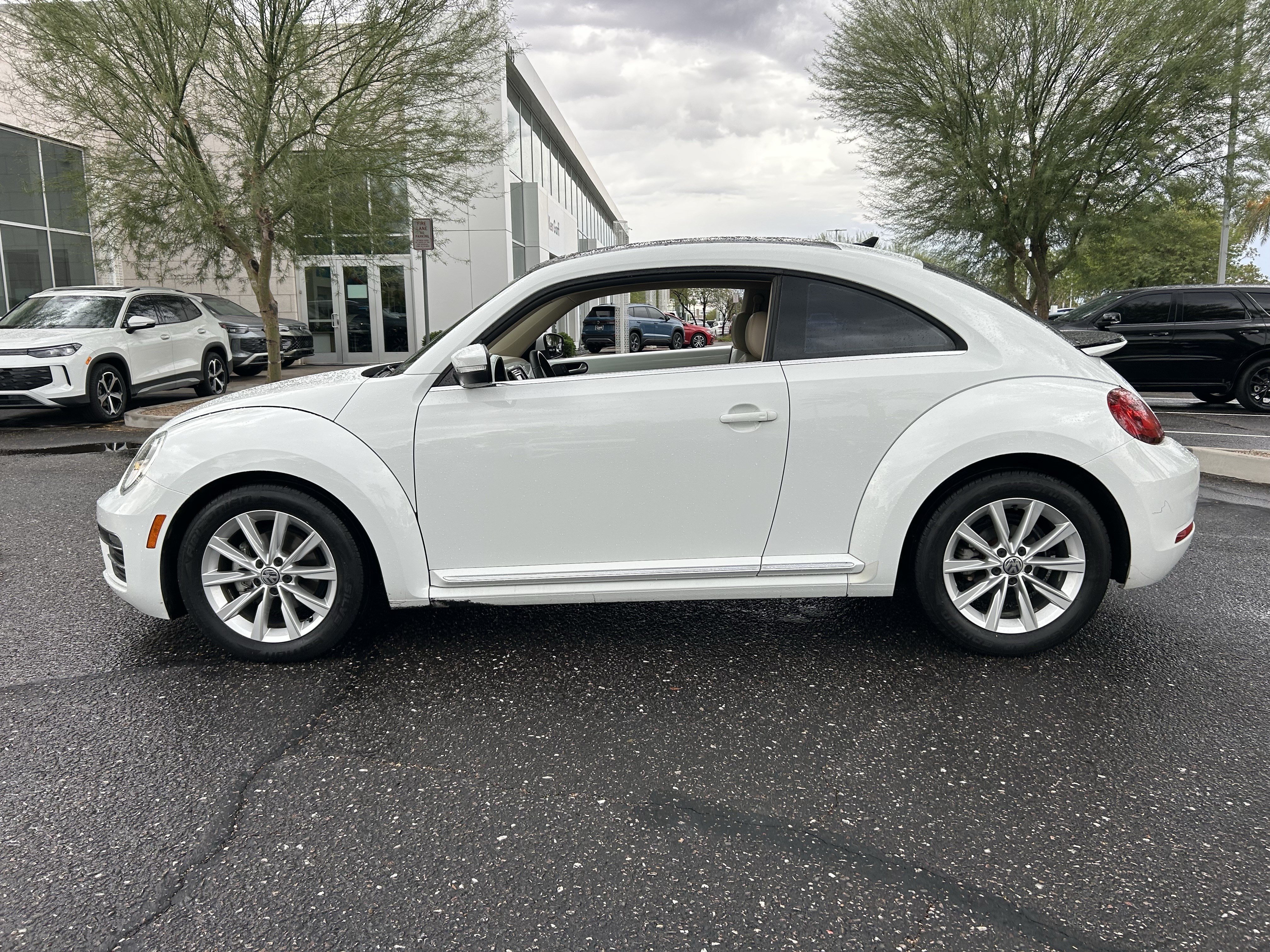 Used 2019 Volkswagen Beetle 2.0T SE FWD image 2