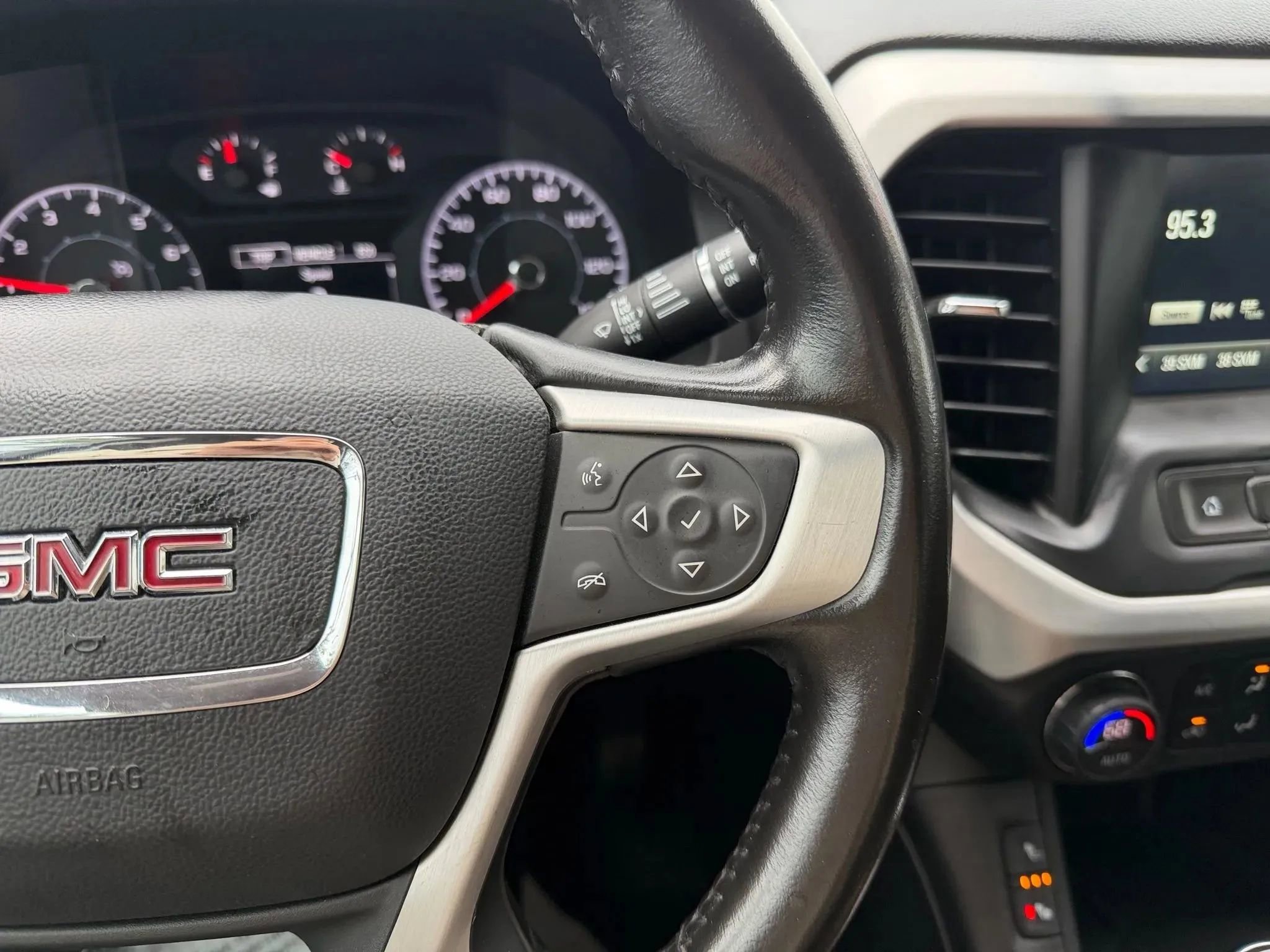 Used 2019 GMC Acadia SLE image 28