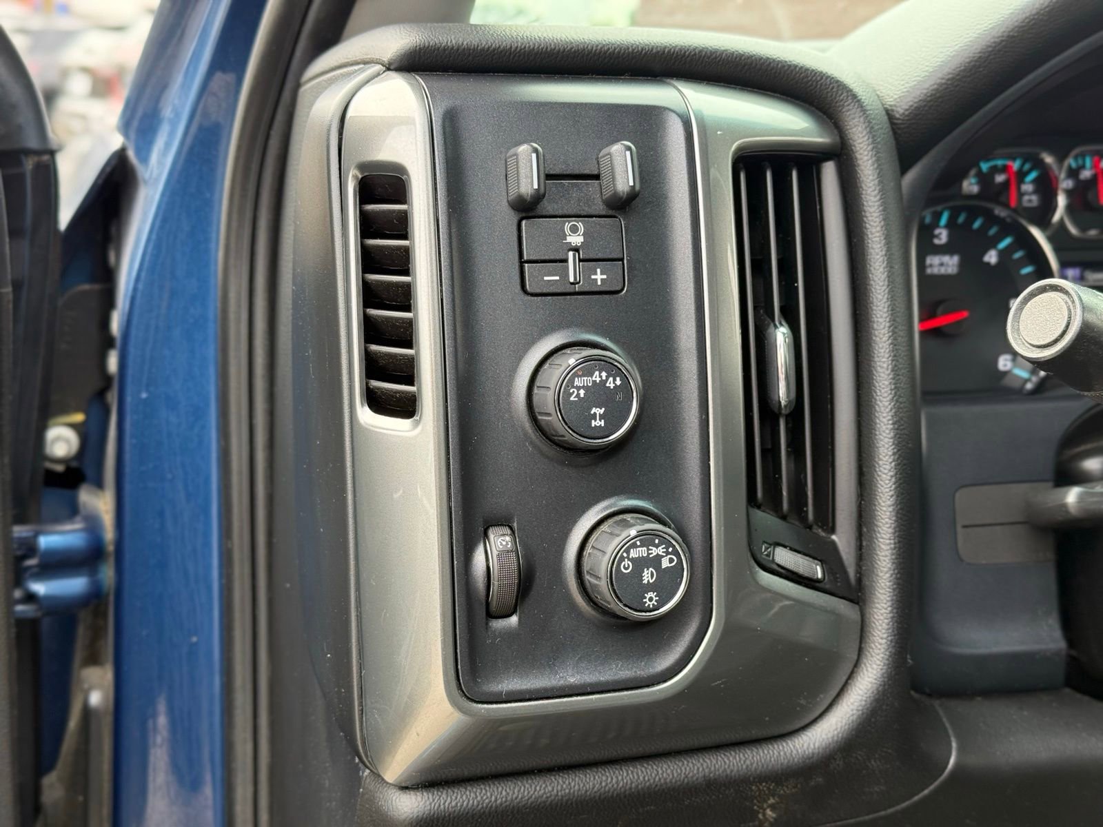 Used 2018 Chevrolet Silverado 1500 LT w/ All Star Edition AWD/4WD image 23