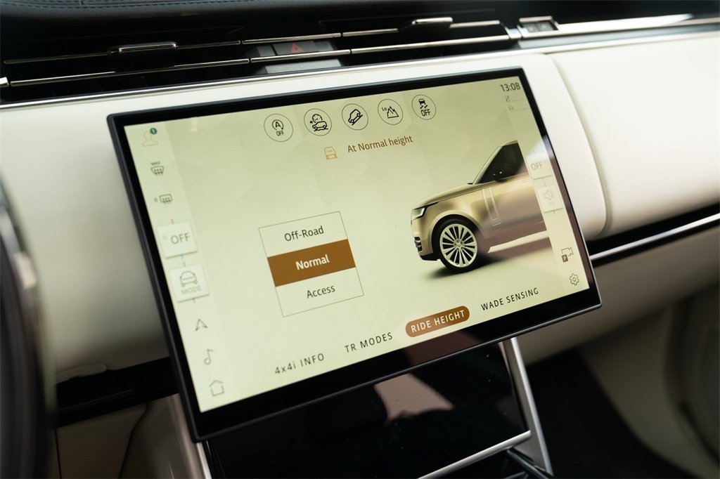 Used 2024 Land Rover Range Rover Long Wheelbase SE image 24