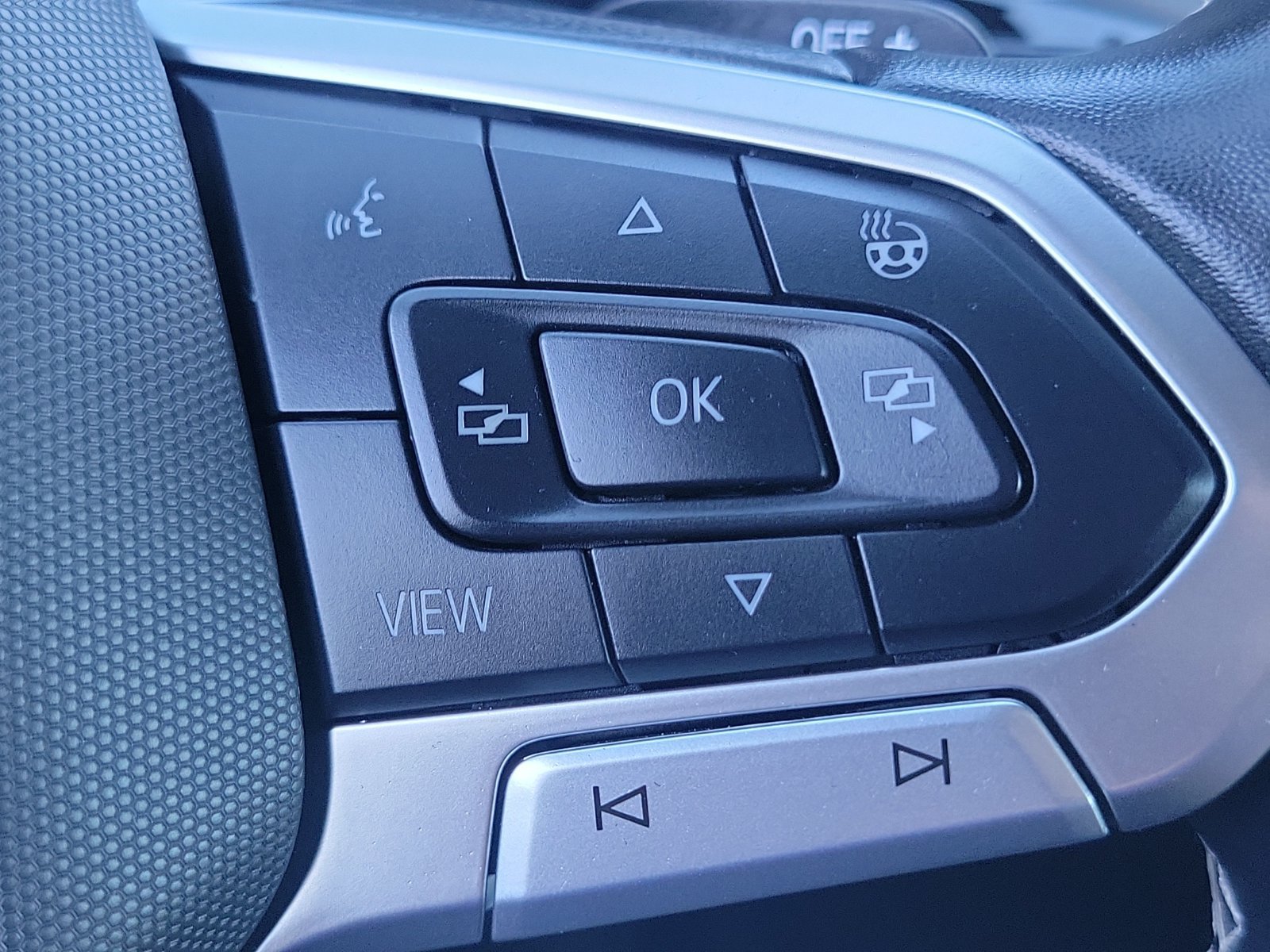 Used 2024 Volkswagen Atlas Cross Sport SE FWD image 9