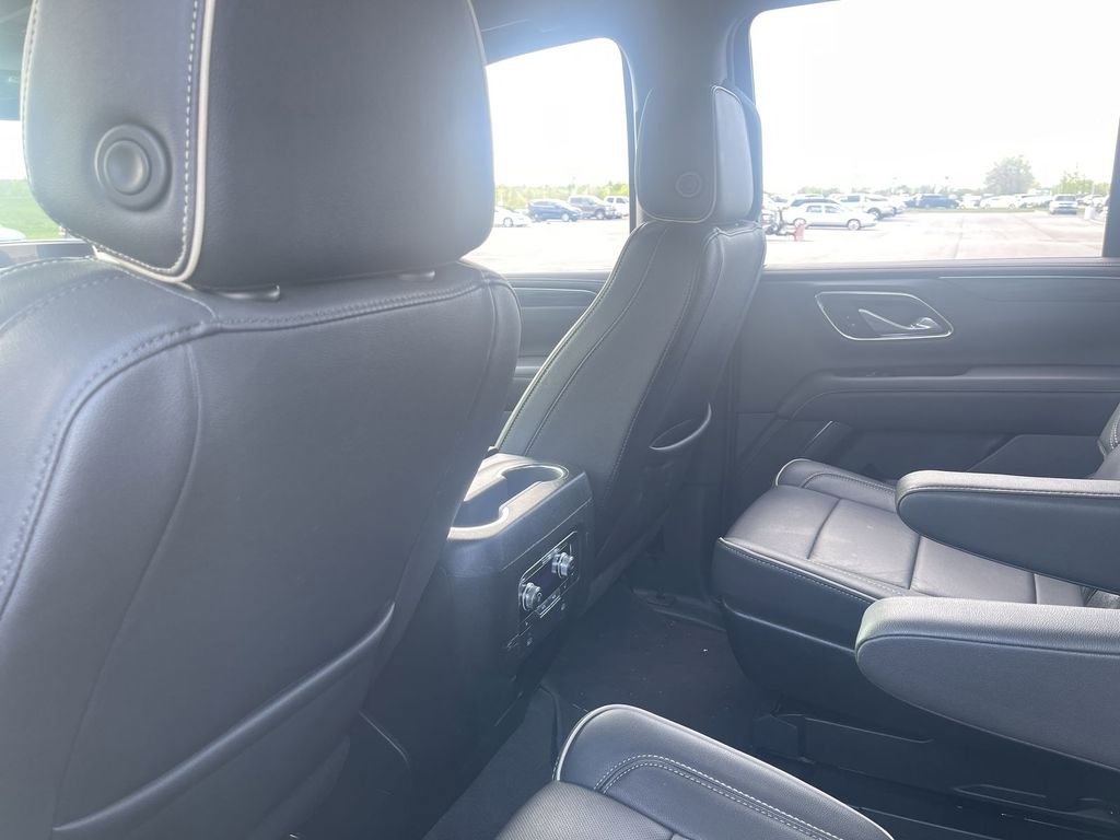Used 2024 GMC Yukon SLT w/ SLT Luxury Package image 28