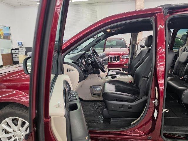 Used 2018 Dodge Grand Caravan SXT FWD image 30
