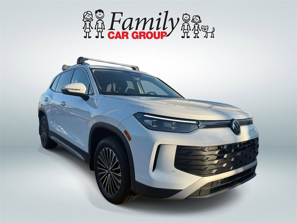 Used 2025 Volkswagen Tiguan S image 2