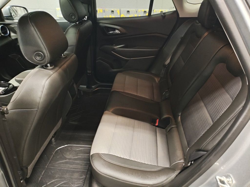 Used 2025 Chevrolet Trax LT w/ Sunroof Package image 26