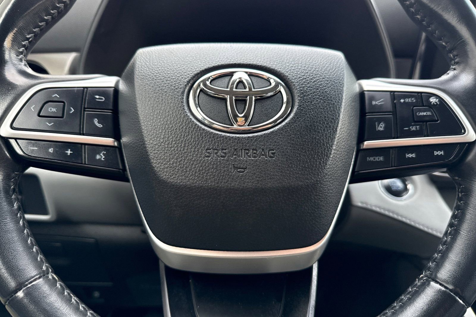 Used 2022 Toyota Highlander LE AWD/4WD image 25