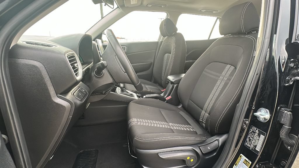 Used 2025 Hyundai Venue SEL FWD image 4