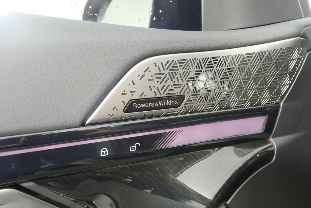 Used 2026 BMW 540i xDrive w/ M Sport Package image 9