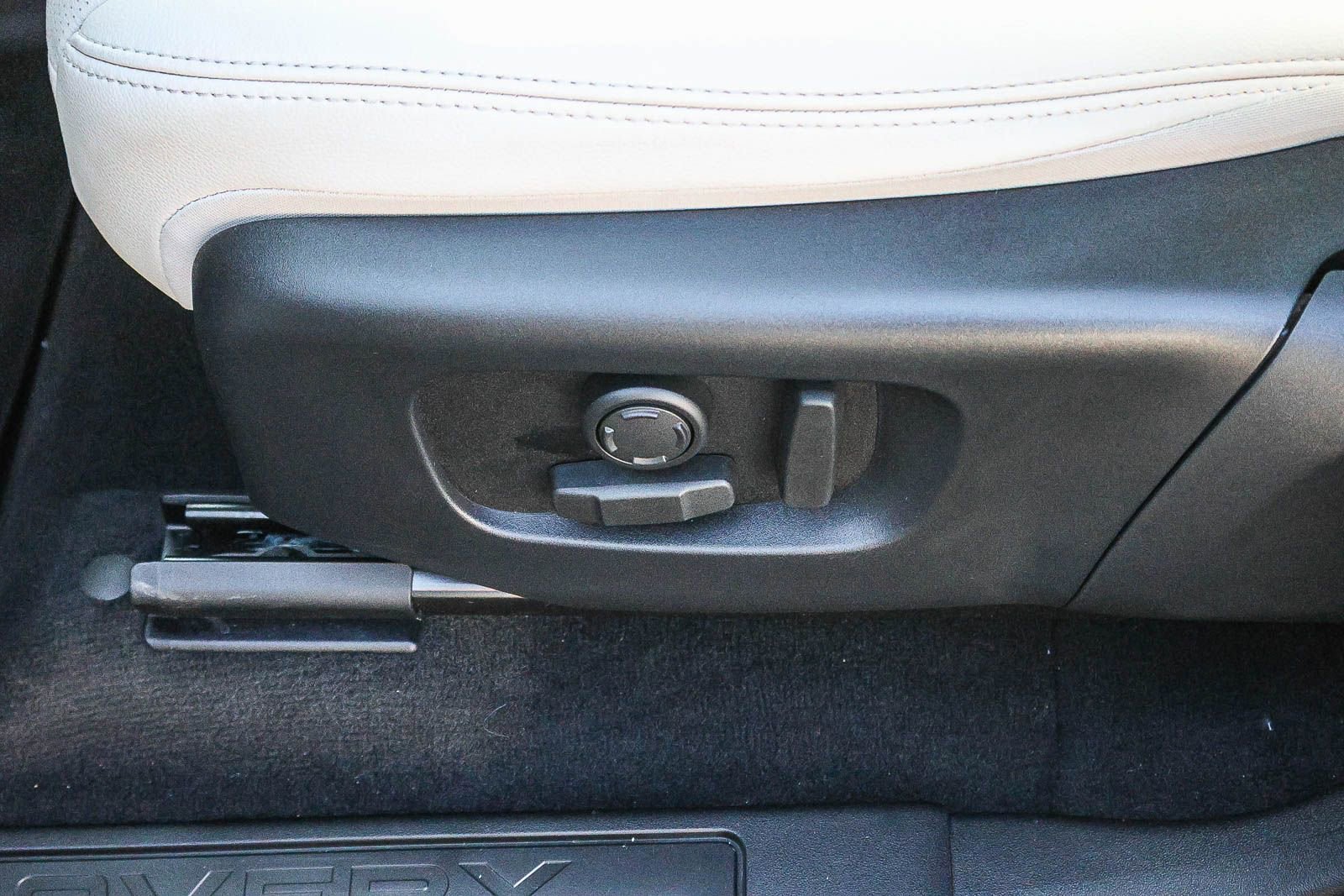 Used 2025 Land Rover Discovery Sport S image 32