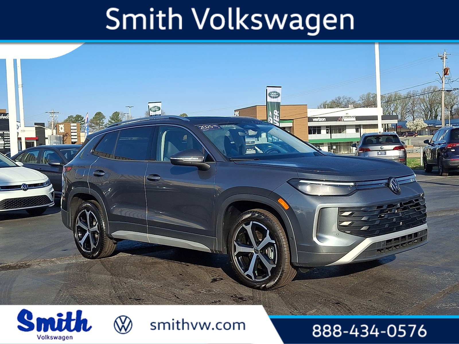 Certified 2025 Volkswagen Tiguan SE image 1