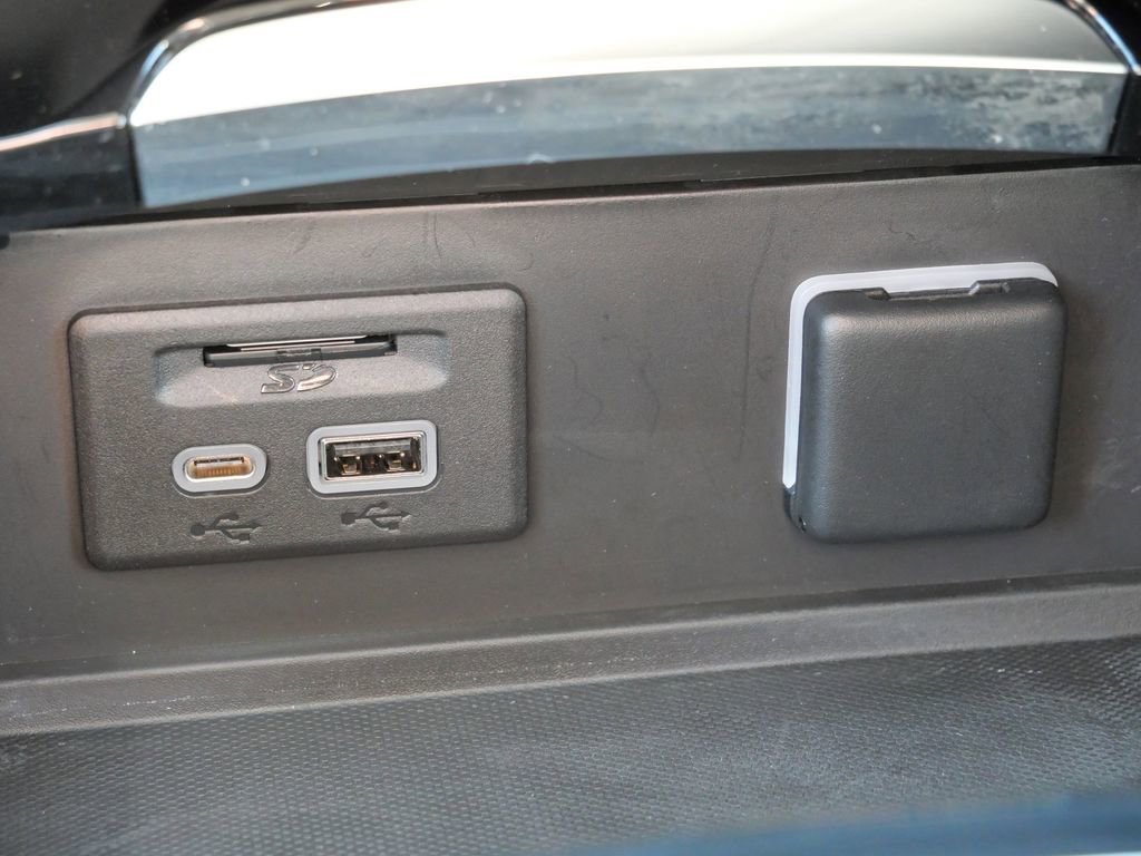Used 2022 Buick Envision Essence w/ Technology Package I image 43