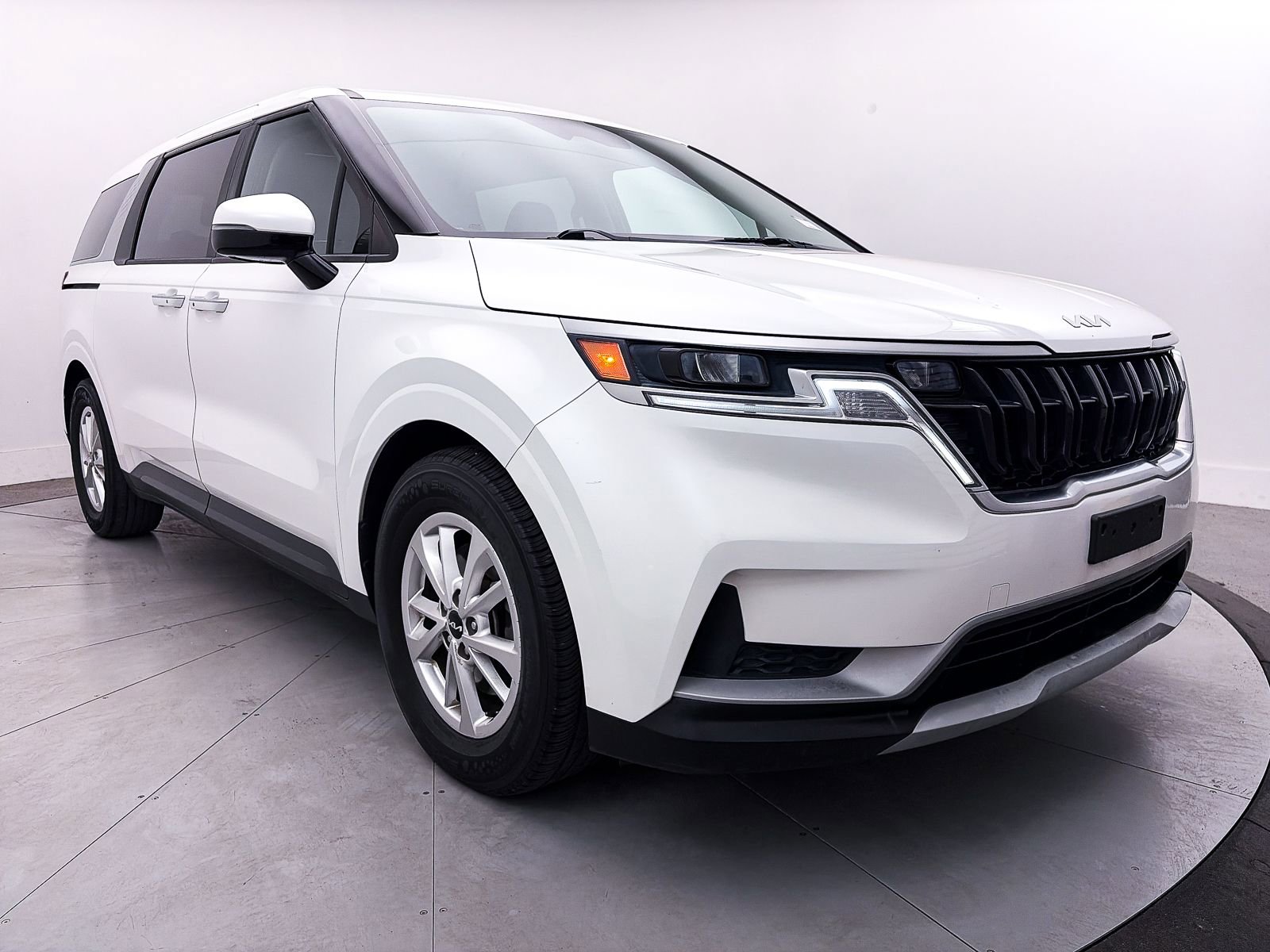 Used 2022 Kia Carnival LX image 9