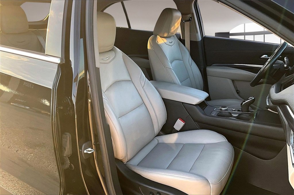 Used 2023 Cadillac XT4 Luxury w/ Cold Weather Package image 7