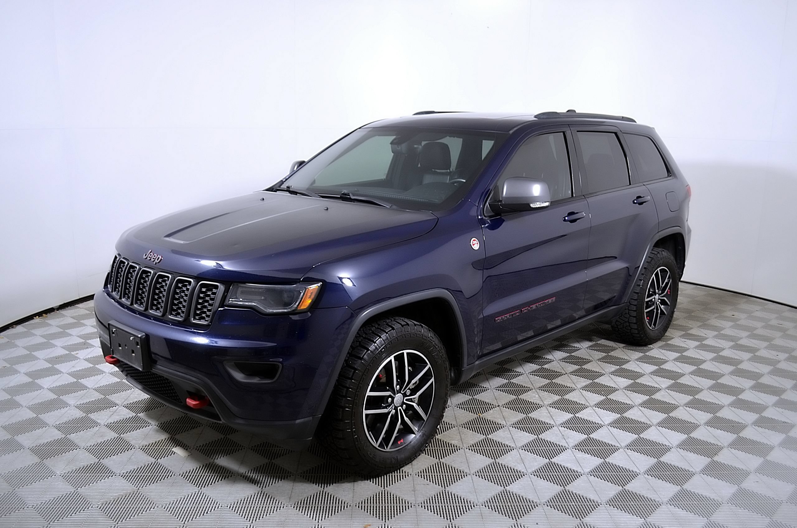 Used 2018 Jeep Grand Cherokee Trailhawk w/ Trailhawk Luxury Group AWD/4WD image 3