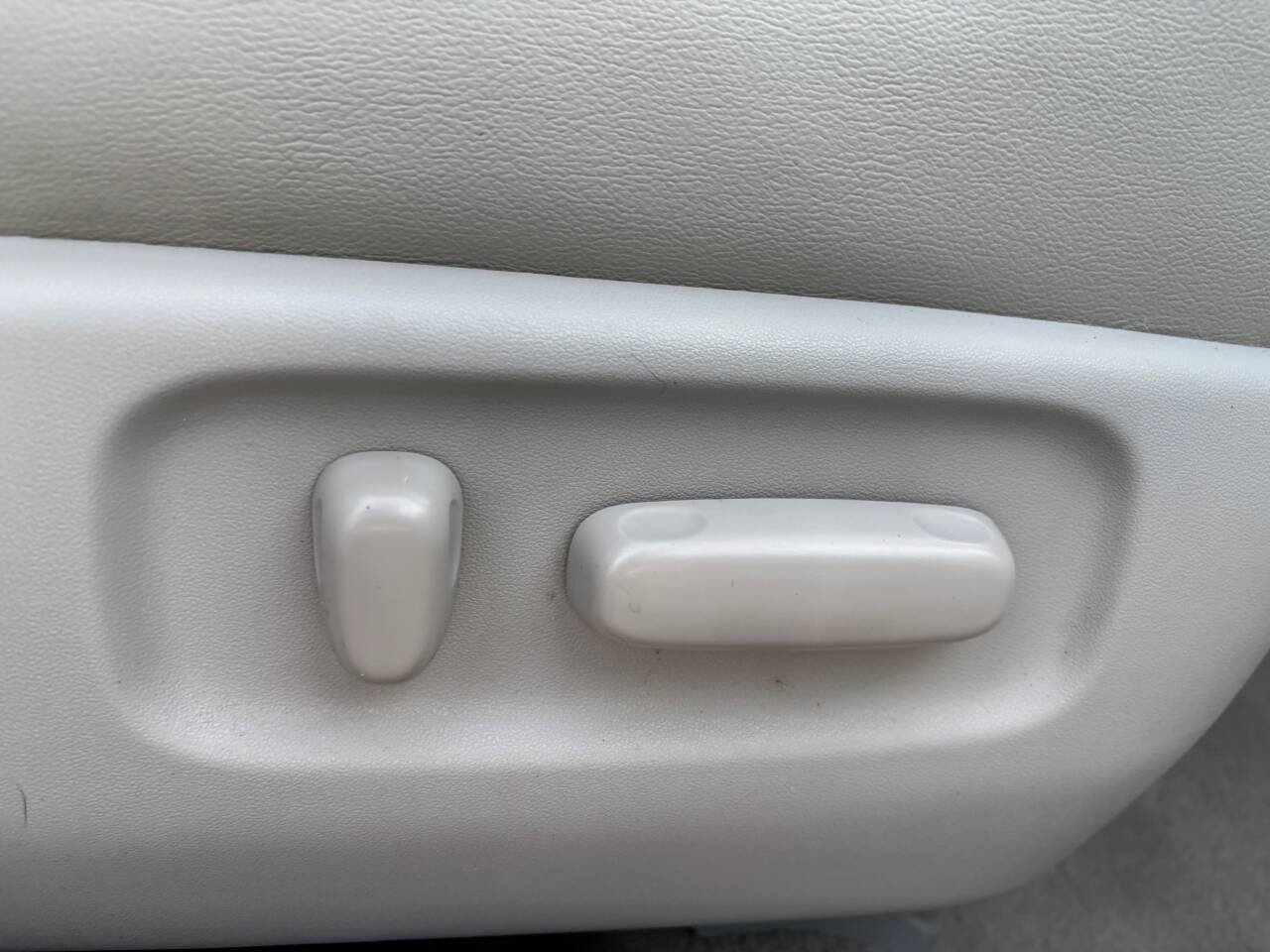 Used 2012 Toyota Avalon image 28