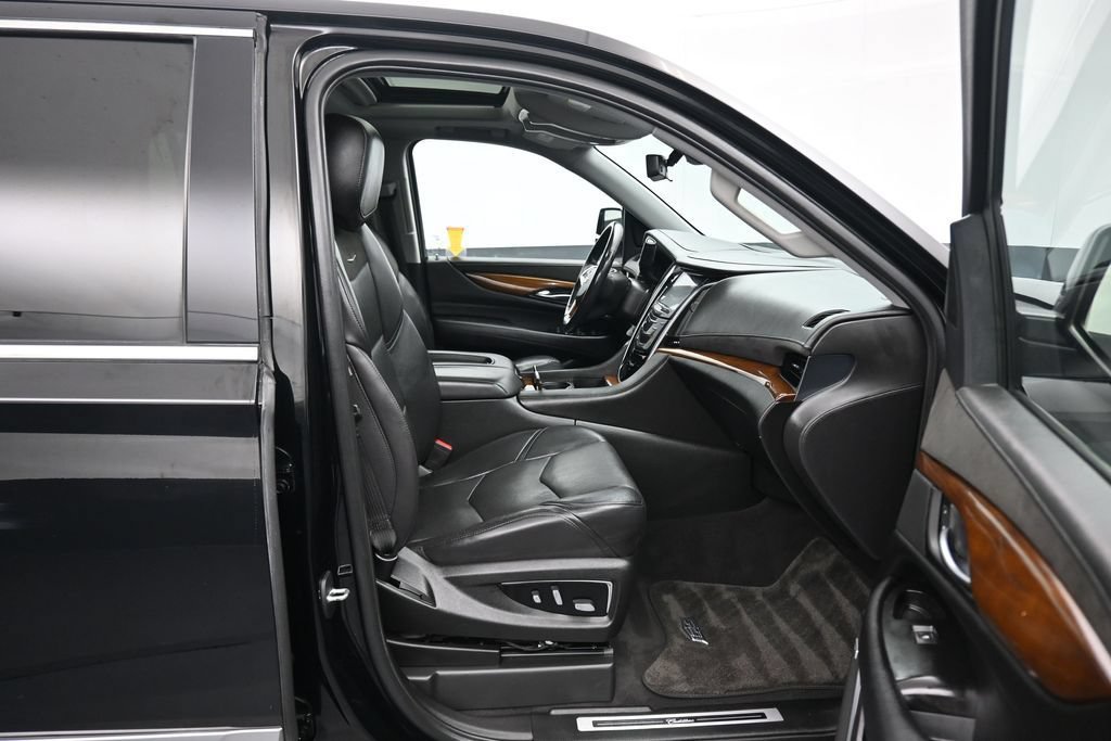 Used 2020 Cadillac Escalade Luxury w/ LPO, Radiant Package AWD/4WD image 54