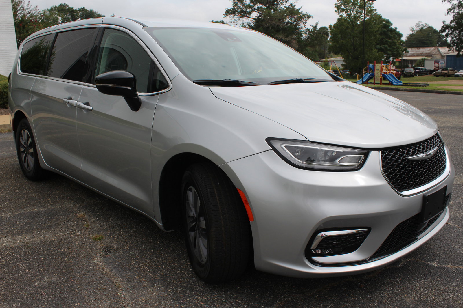 Used 2024 Chrysler Pacifica Select image 14