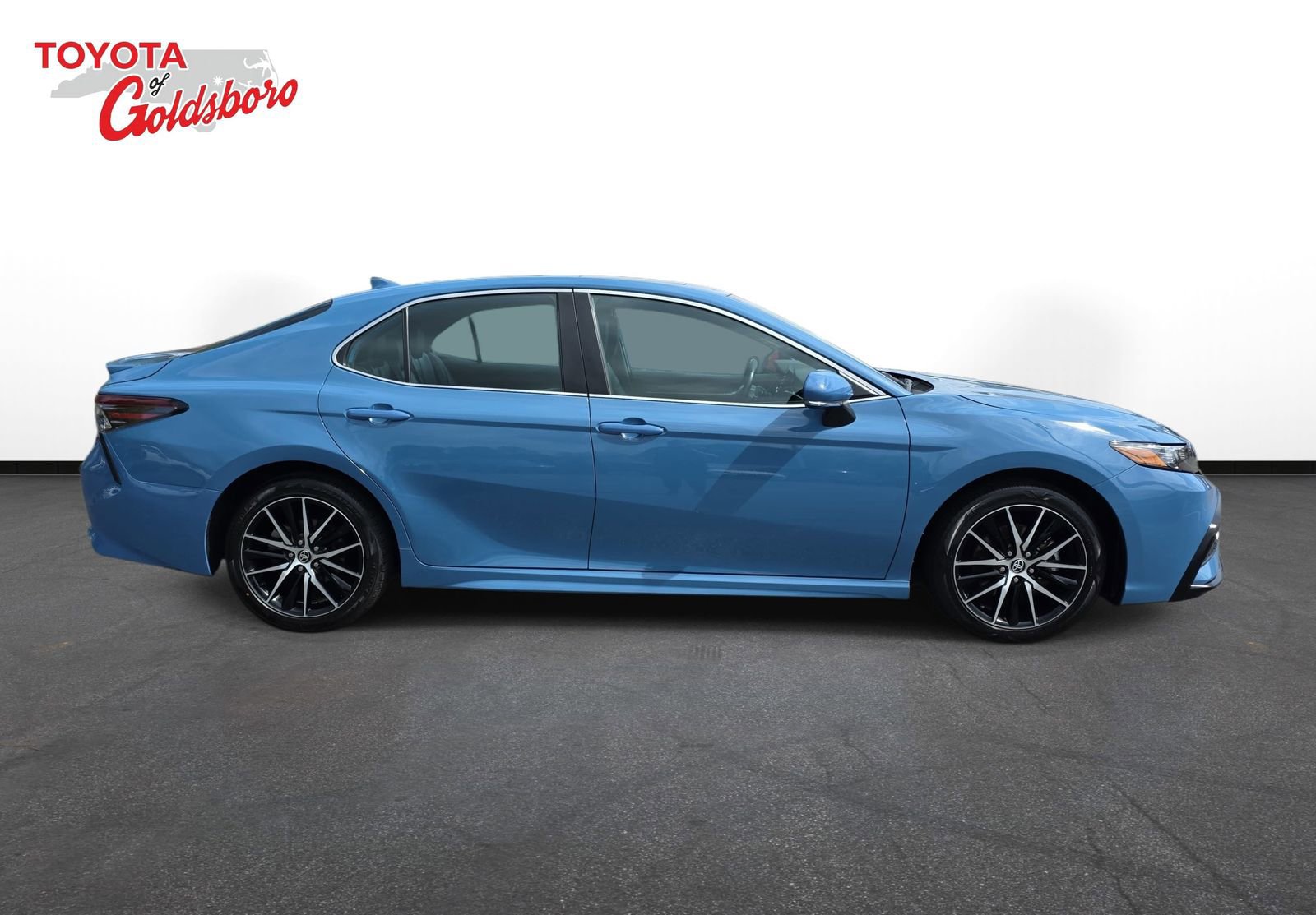 Used 2024 Toyota Camry SE image 4