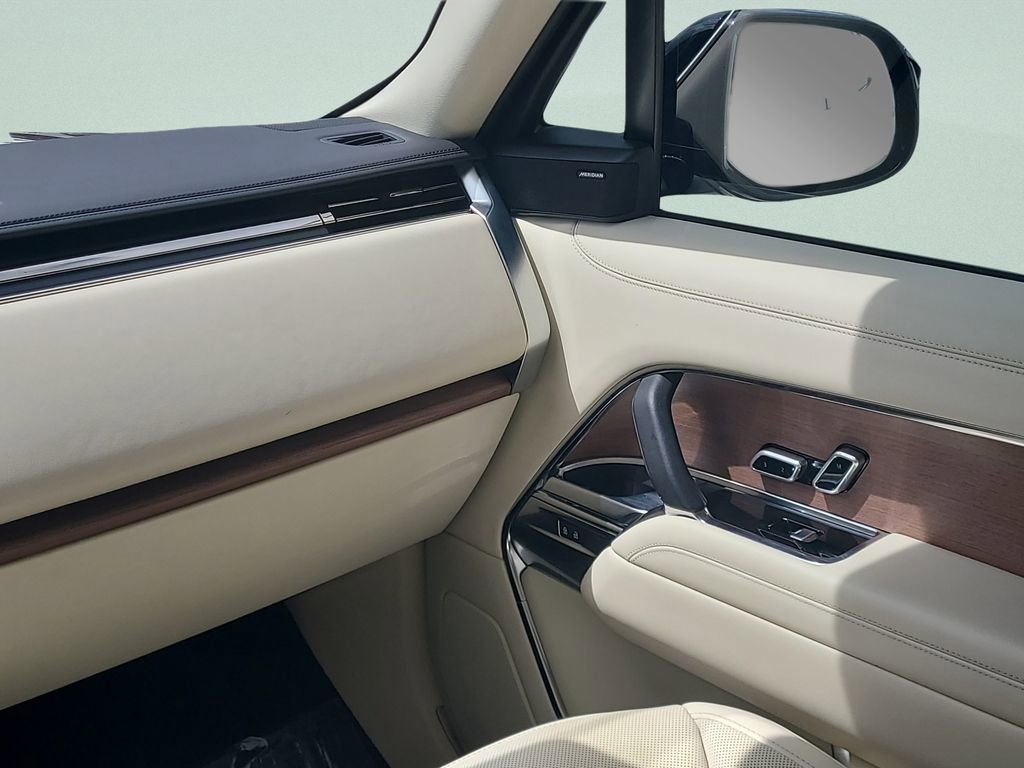 Used 2023 Land Rover Range Rover Long Wheelbase SE image 19