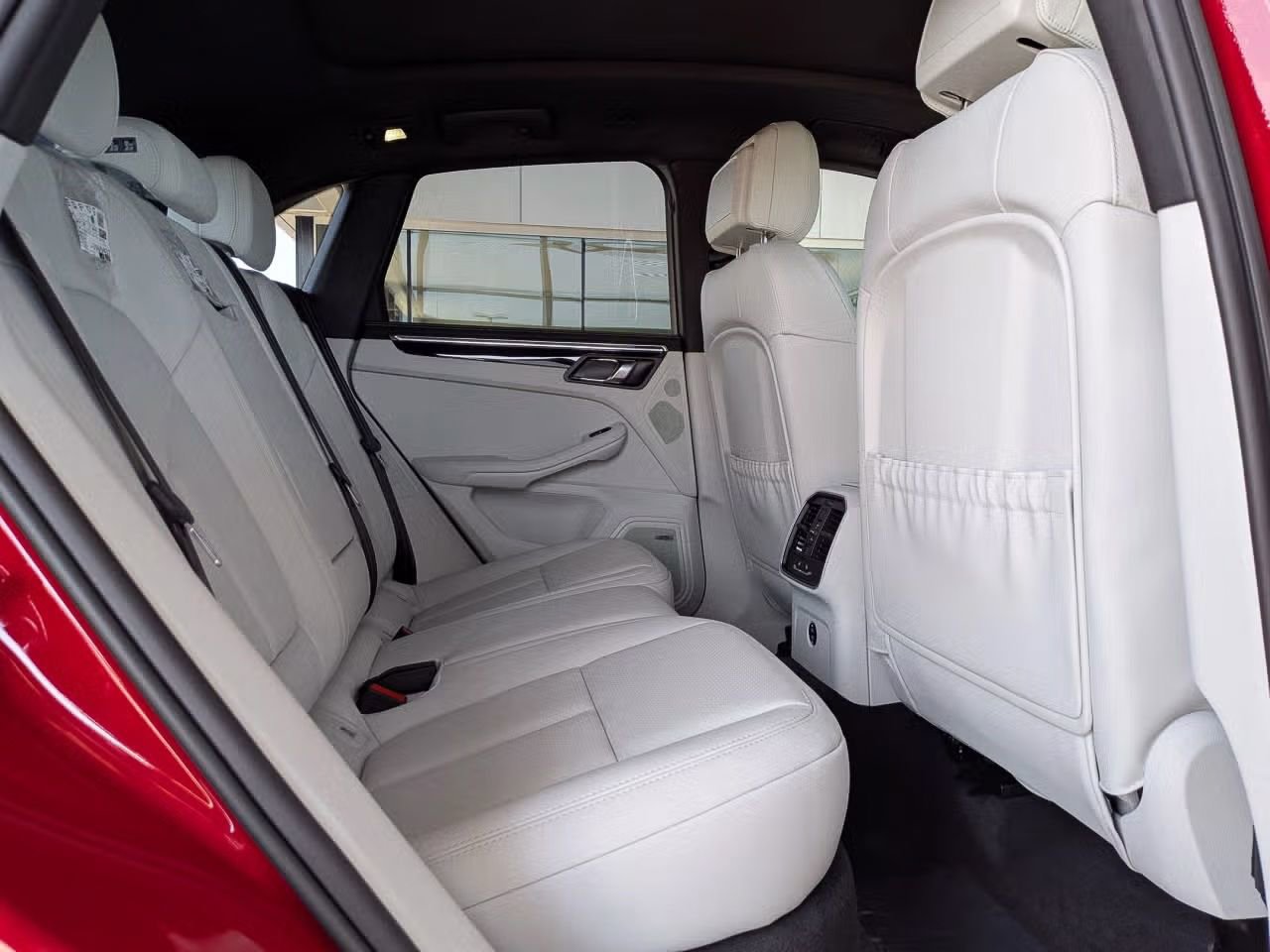 Certified 2025 Porsche Macan AWD/4WD image 25