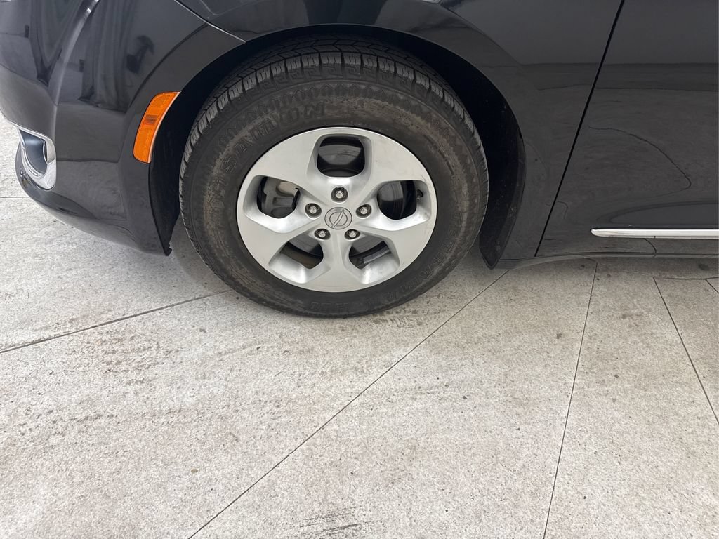 Used 2017 Chrysler Pacifica Touring-L Plus FWD image 12