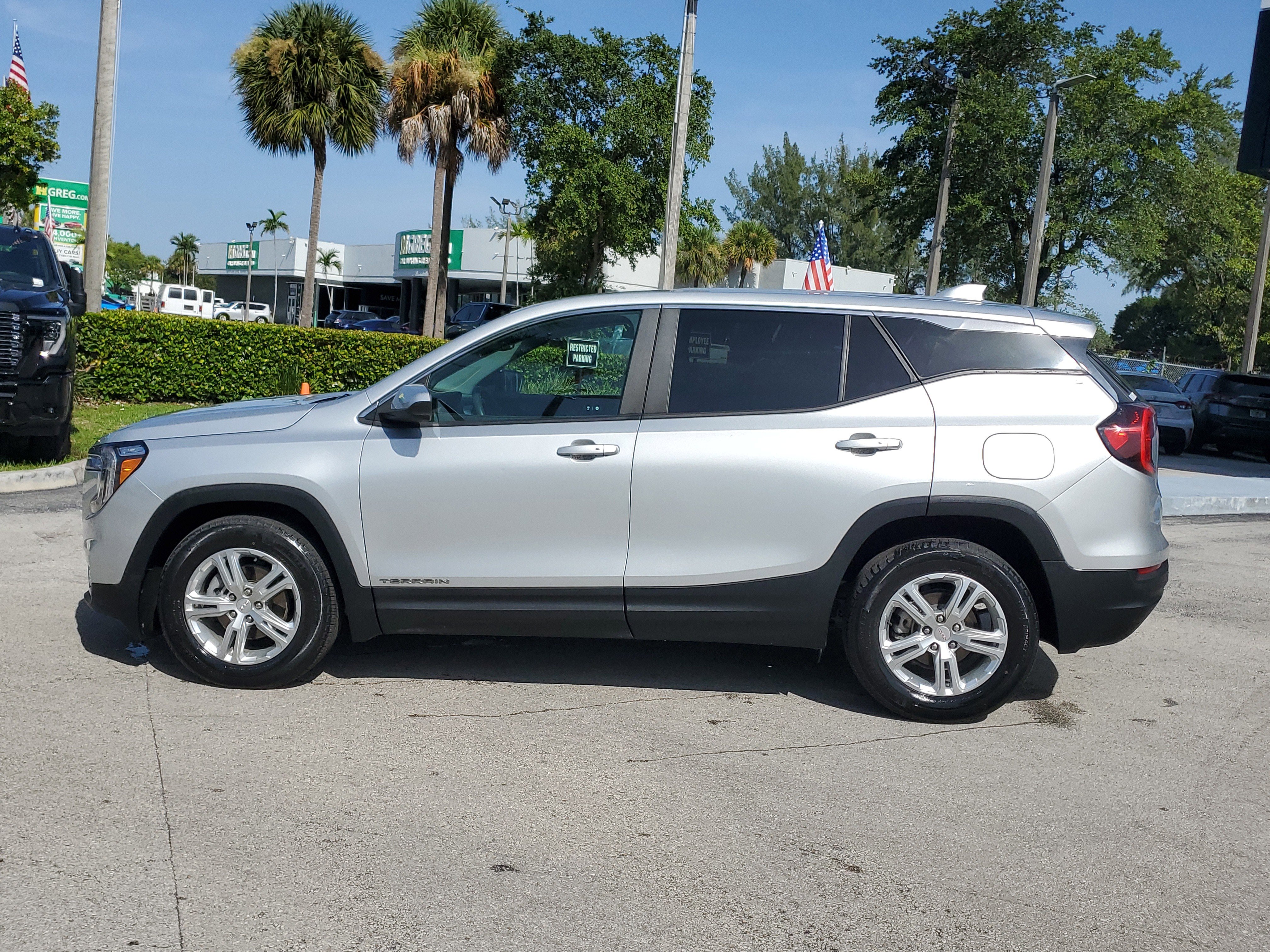 Used 2022 GMC Terrain SLE image 8