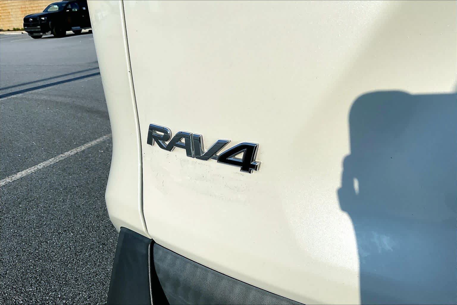 Used 2022 Toyota RAV4 XLE Premium FWD image 31