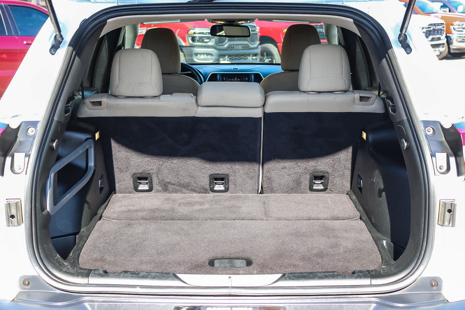 Used 2018 Jeep Cherokee Latitude FWD image 25