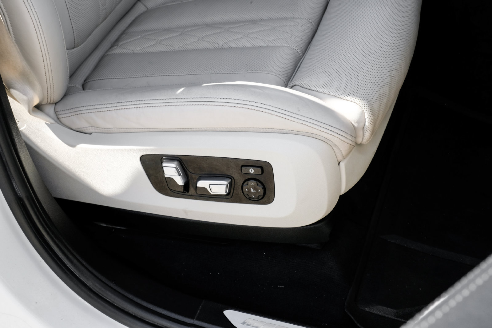 Used 2020 BMW X7 M50i w/ Dynamic Handling Package AWD/4WD image 44