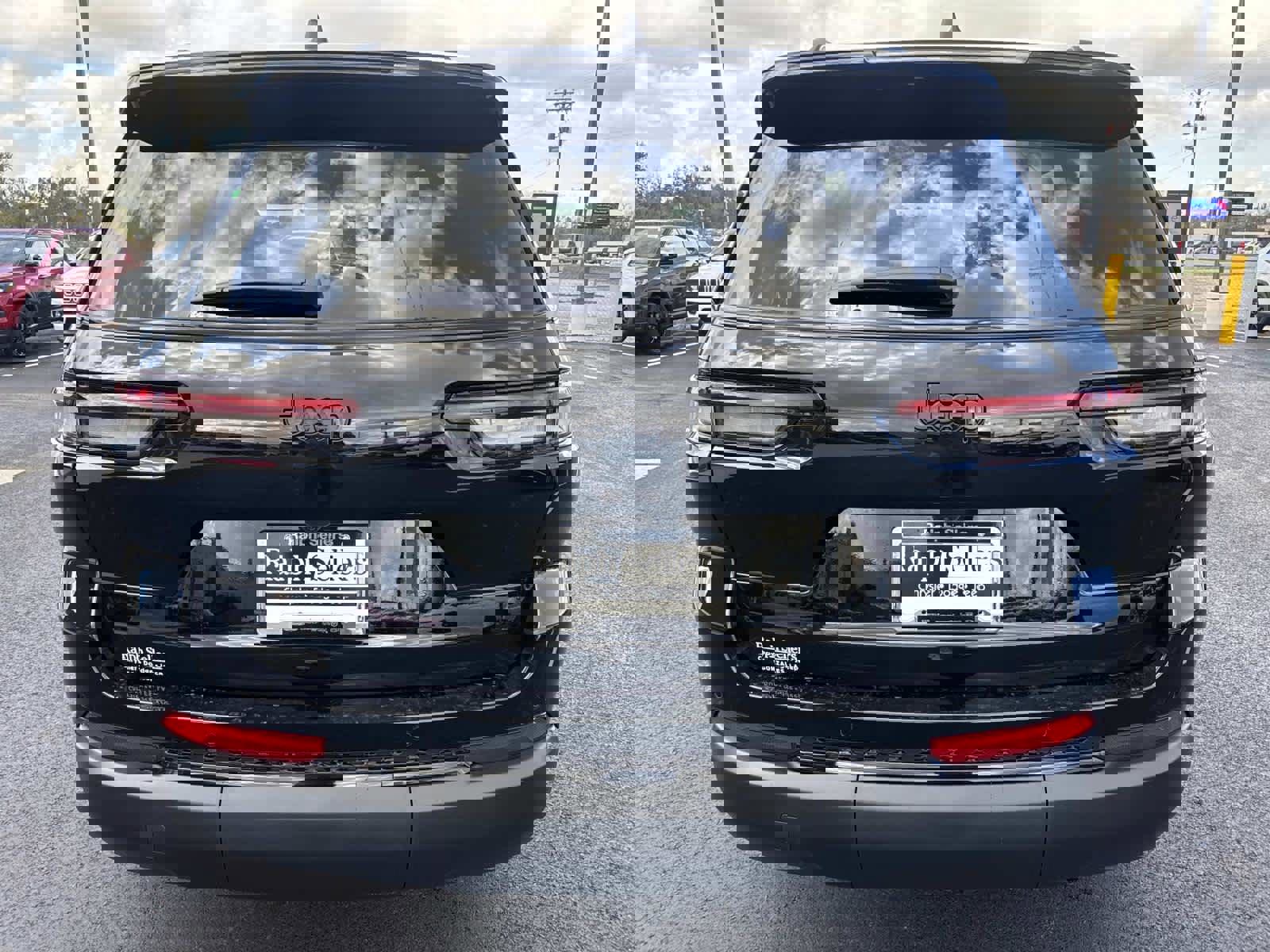 Used 2025 Jeep Grand Cherokee L Laredo w/ Luxury Tech Group I image 5