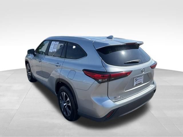 Used 2023 Toyota Highlander XLE FWD image 3