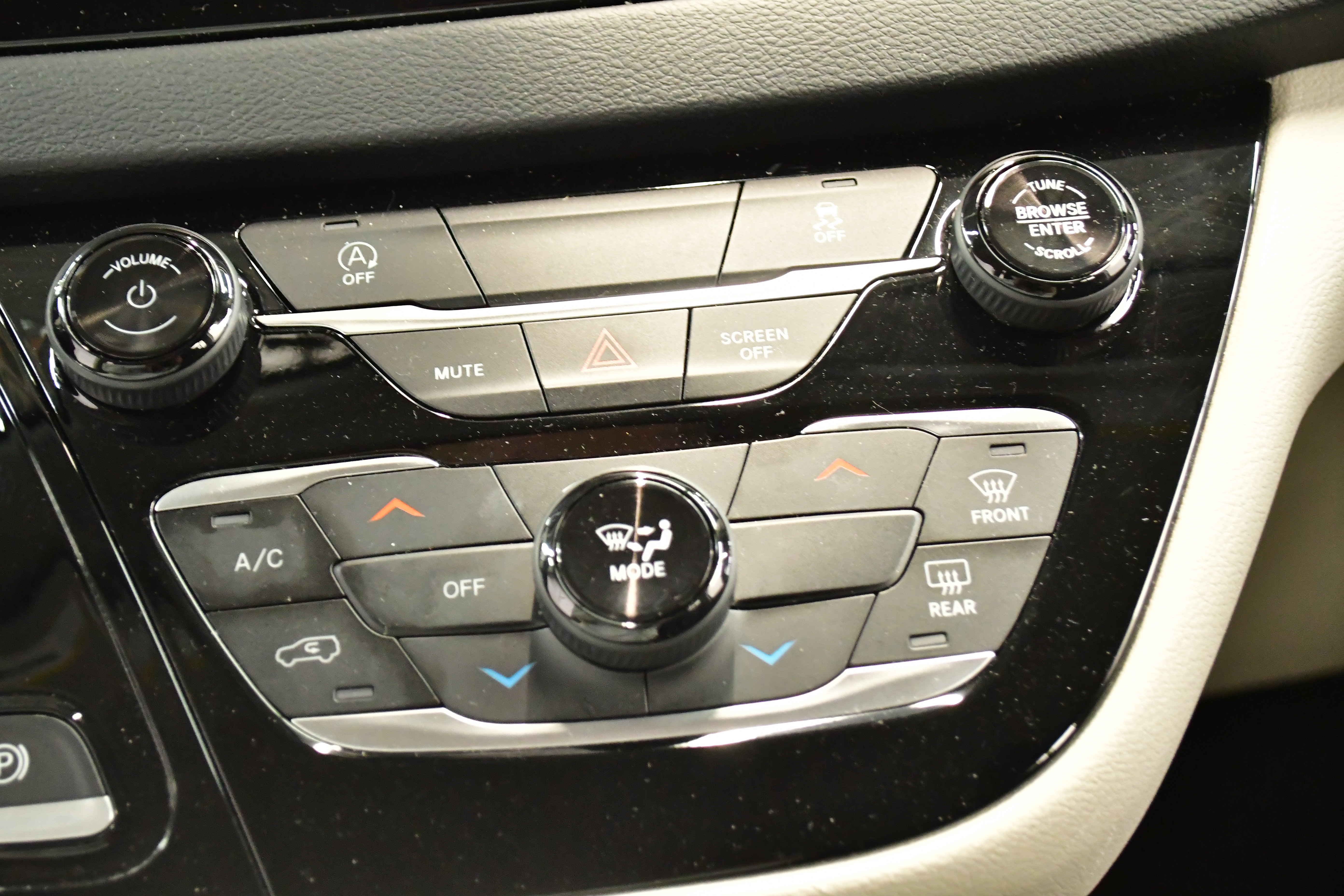 Used 2023 Chrysler Voyager LX FWD image 28