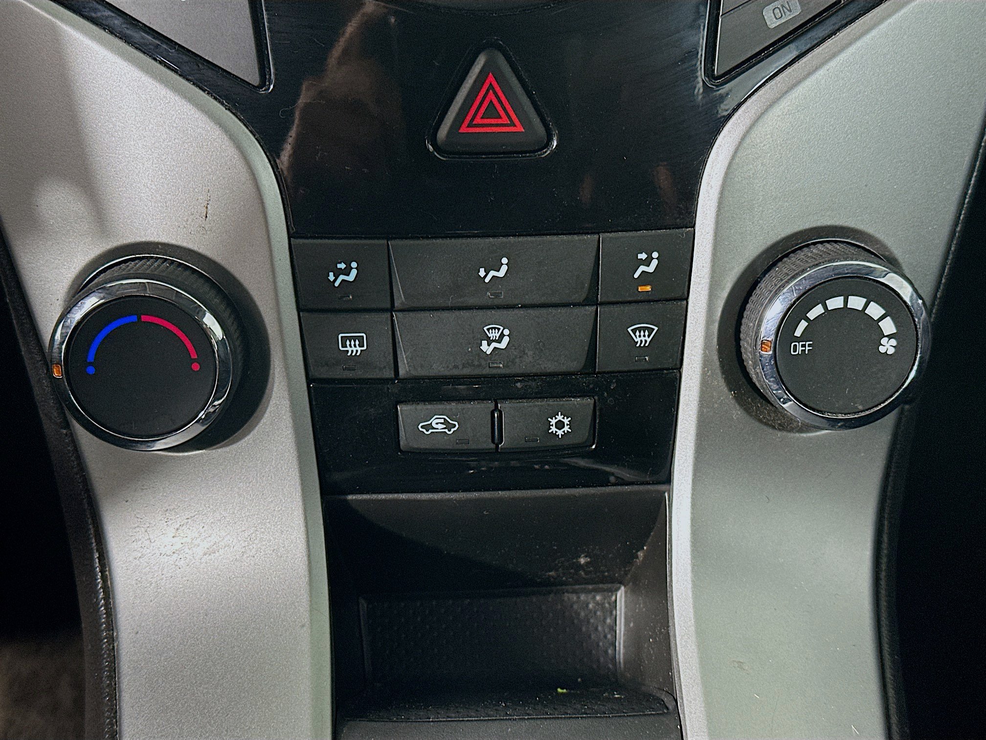 Used 2016 Chevrolet Cruze LT w/ Technology Package FWD image 22