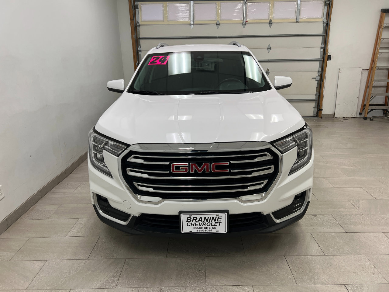 Used 2024 GMC Terrain SLT image 6