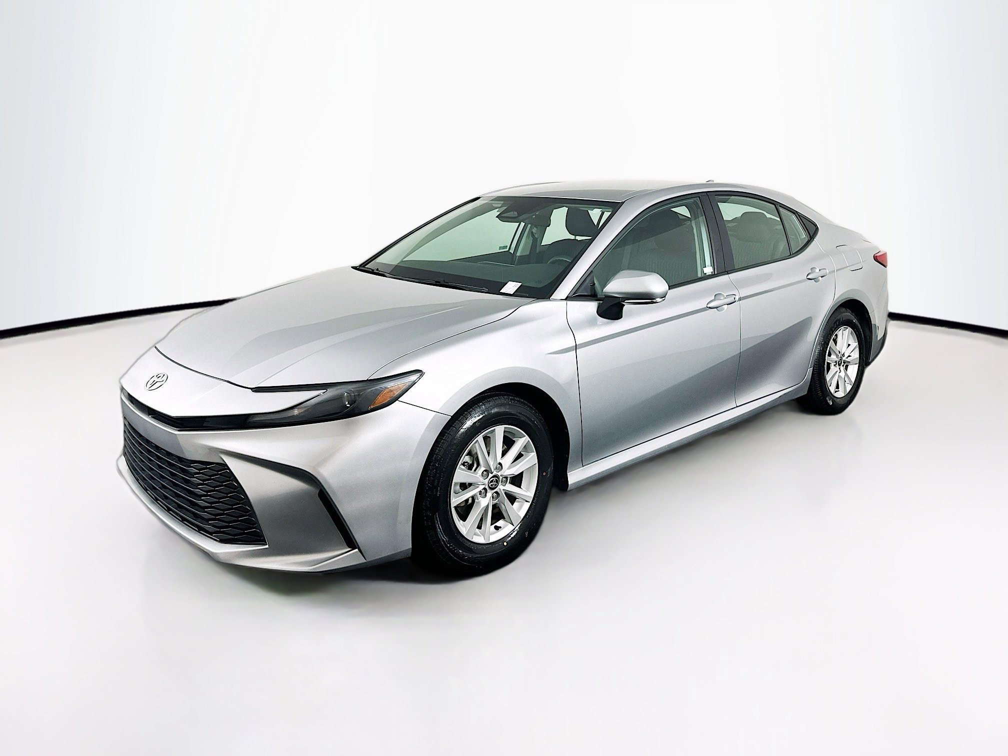 Used 2025 Toyota Camry LE image 3