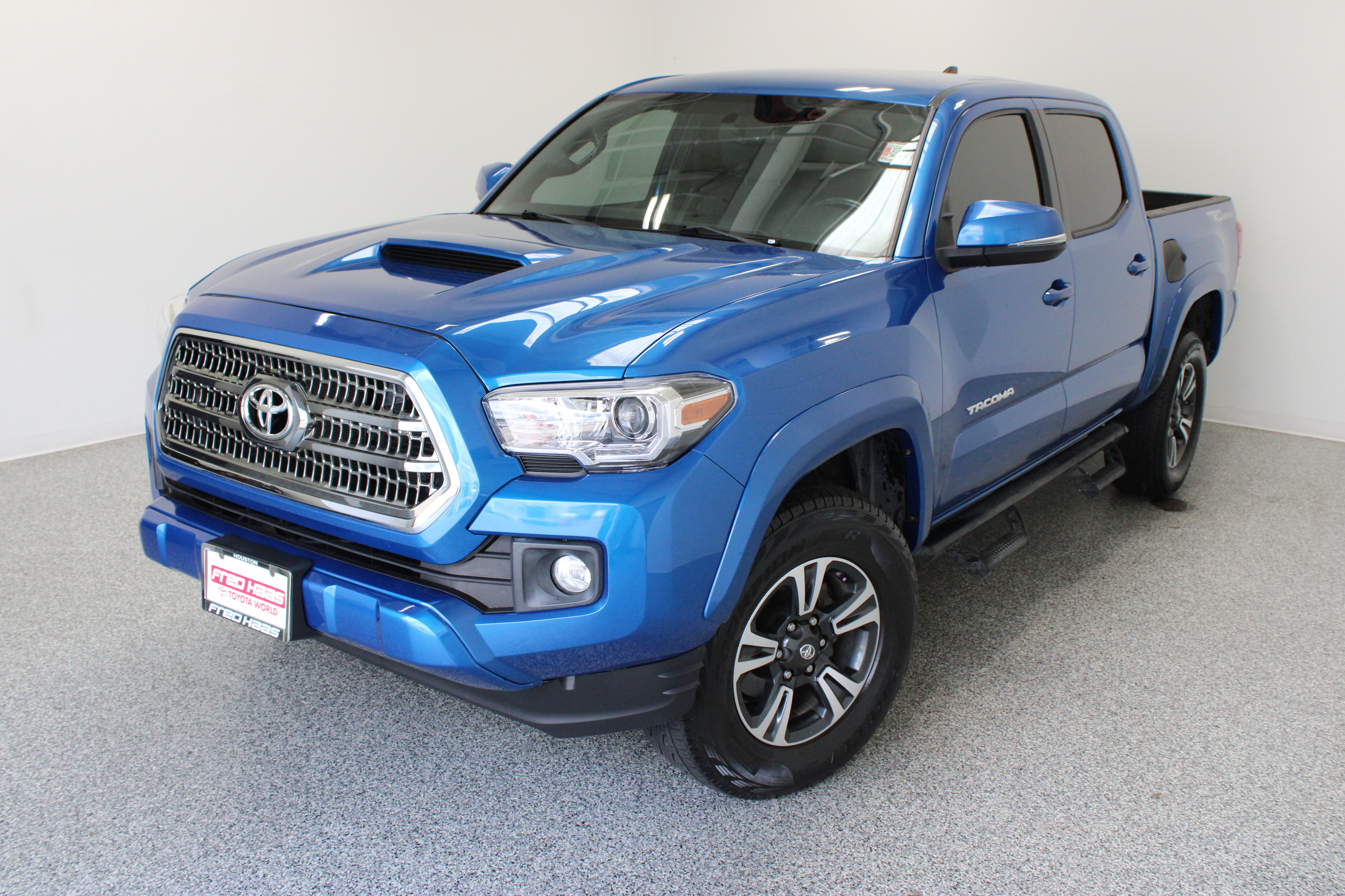 Used 2017 Toyota Tacoma TRD Sport w/ Tow Package RWD image 2