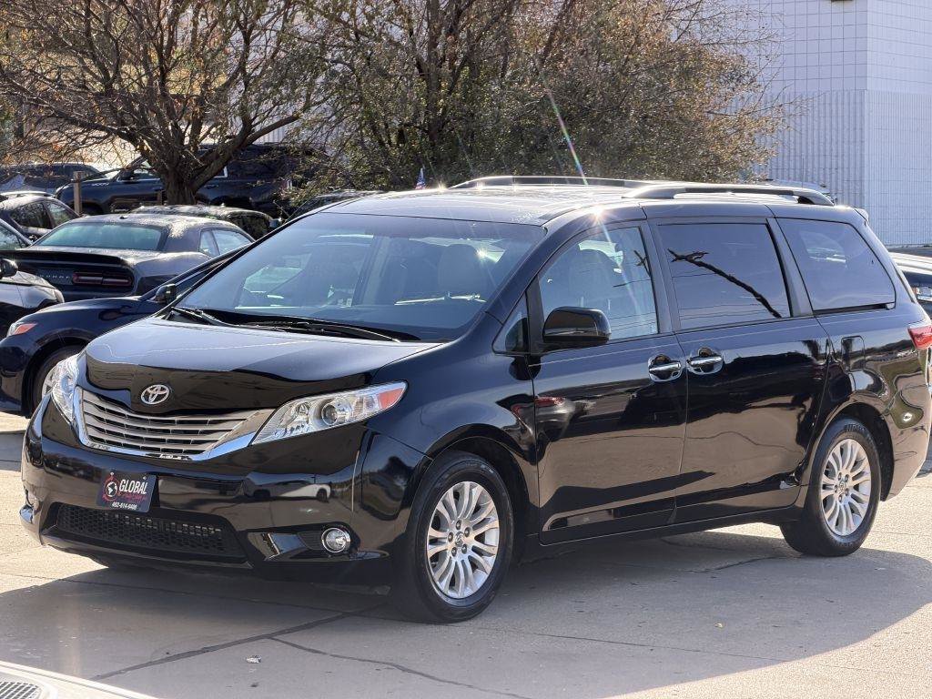 Used 2015 Toyota Sienna XLE w/ XLE Navigation Package FWD image 3