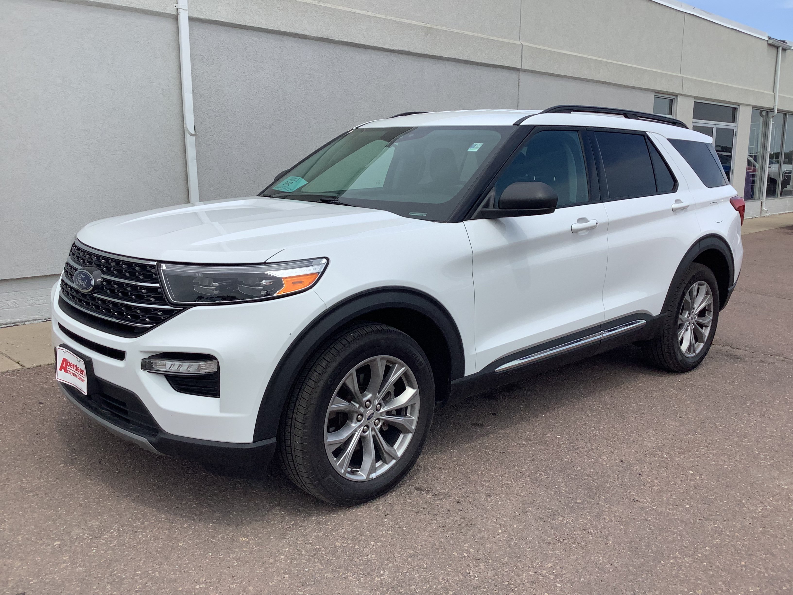 Used 2022 Ford Explorer XLT w/ Equipment Group 202A AWD/4WD image 2