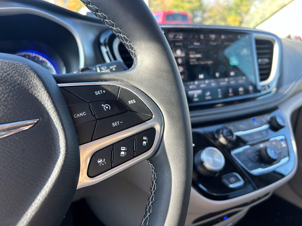 Used 2023 Chrysler Pacifica Touring-L w/ Uconnect Theater Family Group AWD/4WD image 13