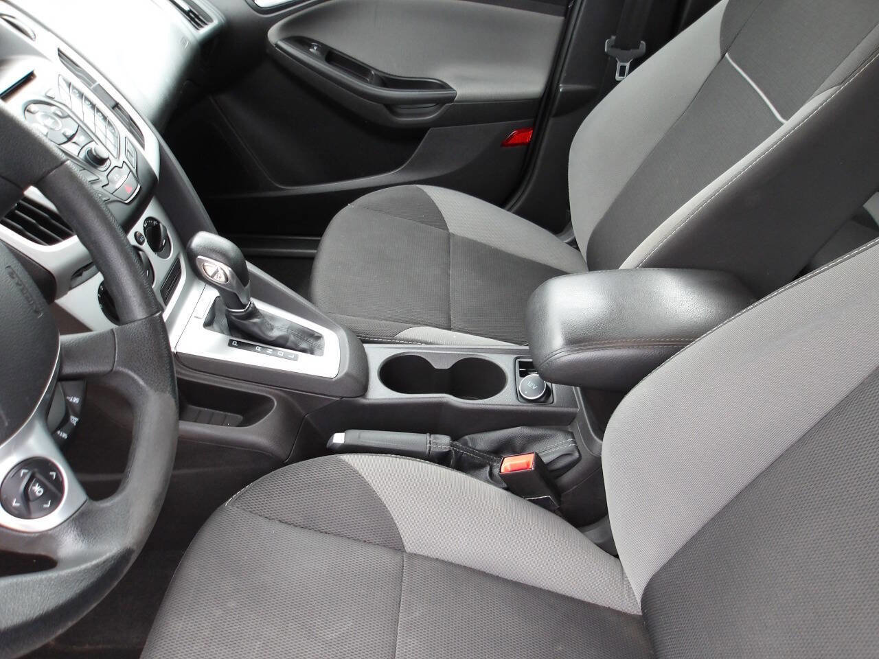 Used 2014 Ford Focus SE FWD image 16