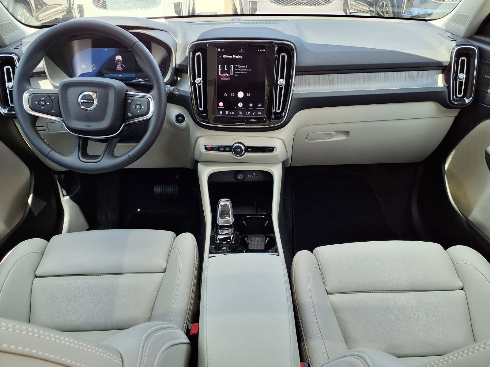 Certified 2025 Volvo XC40 B5 Ultra AWD/4WD image 17