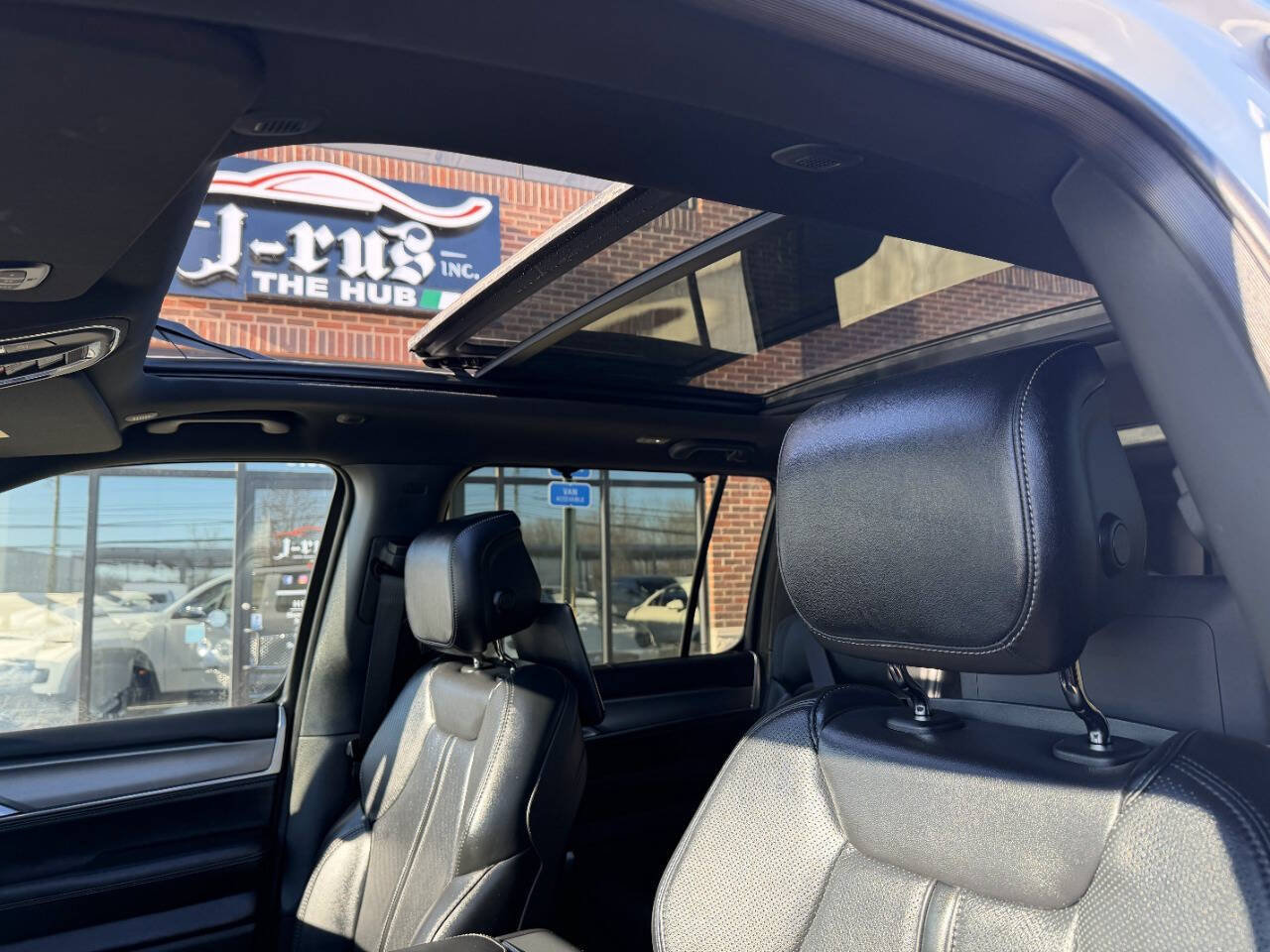 Used 2024 Jeep Wagoneer L Series II w/ Convenience Group I image 27